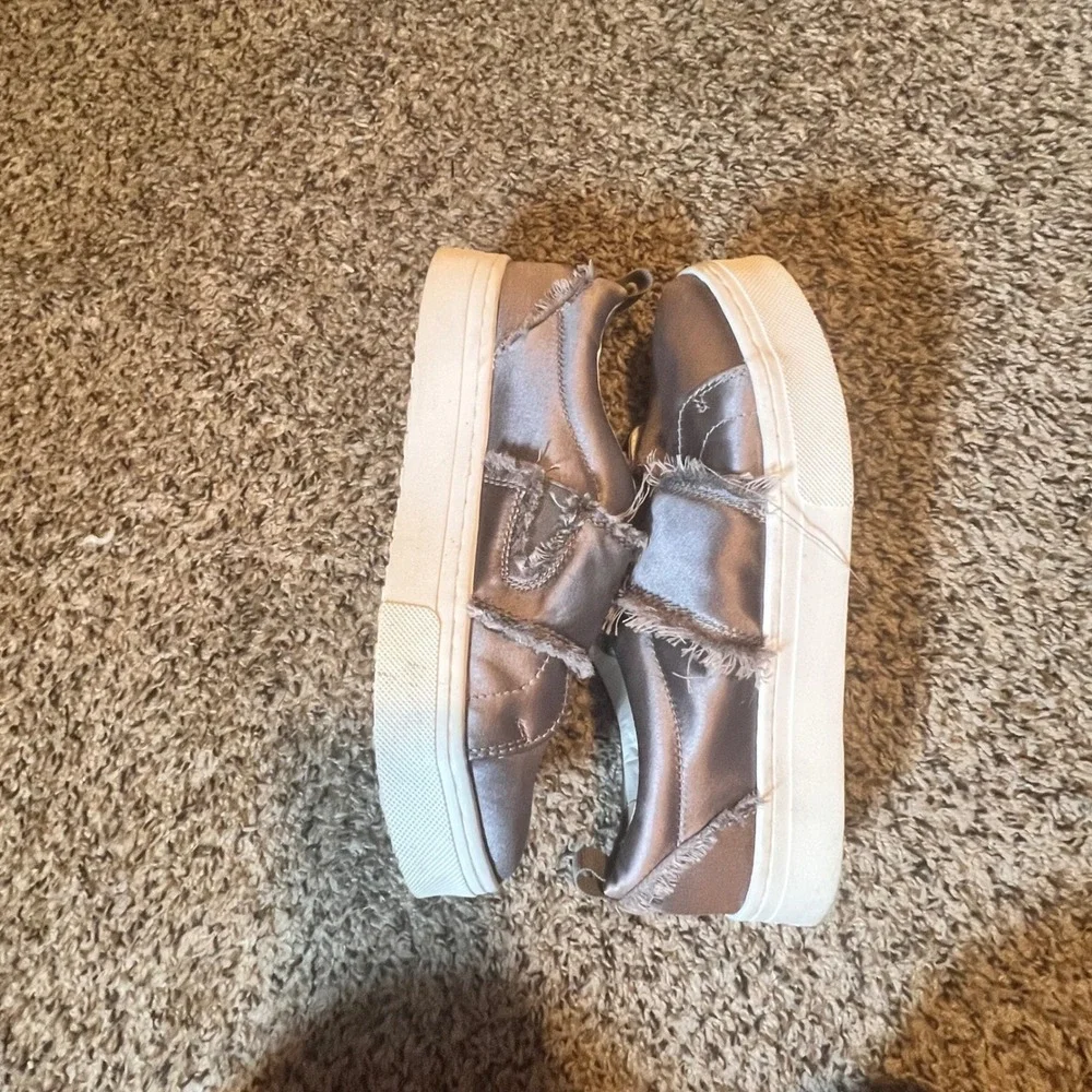 Sam Edelman Women 7.5M‎ Mauve Grey Satin Frayed Edge Slip On Platform Sneakers